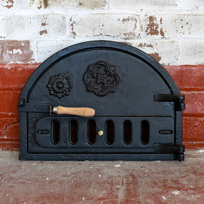 https://www.fuegowoodfiredovens.com/wp-content/uploads/2018/07/cast-iron-pizza-oven-door.jpg